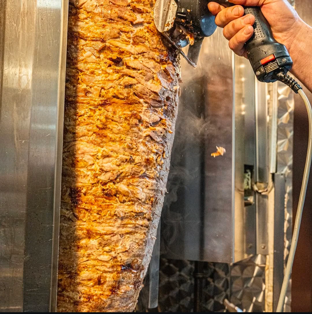 Découpe de la broche de kebab en cuisine chez Cook'Time